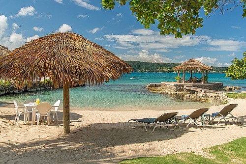 Linga-Awile Cottage on the Beach  Discovery Bay